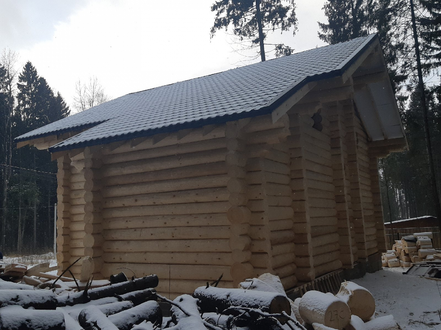 Завершили сборку дома из рубленного бревна.