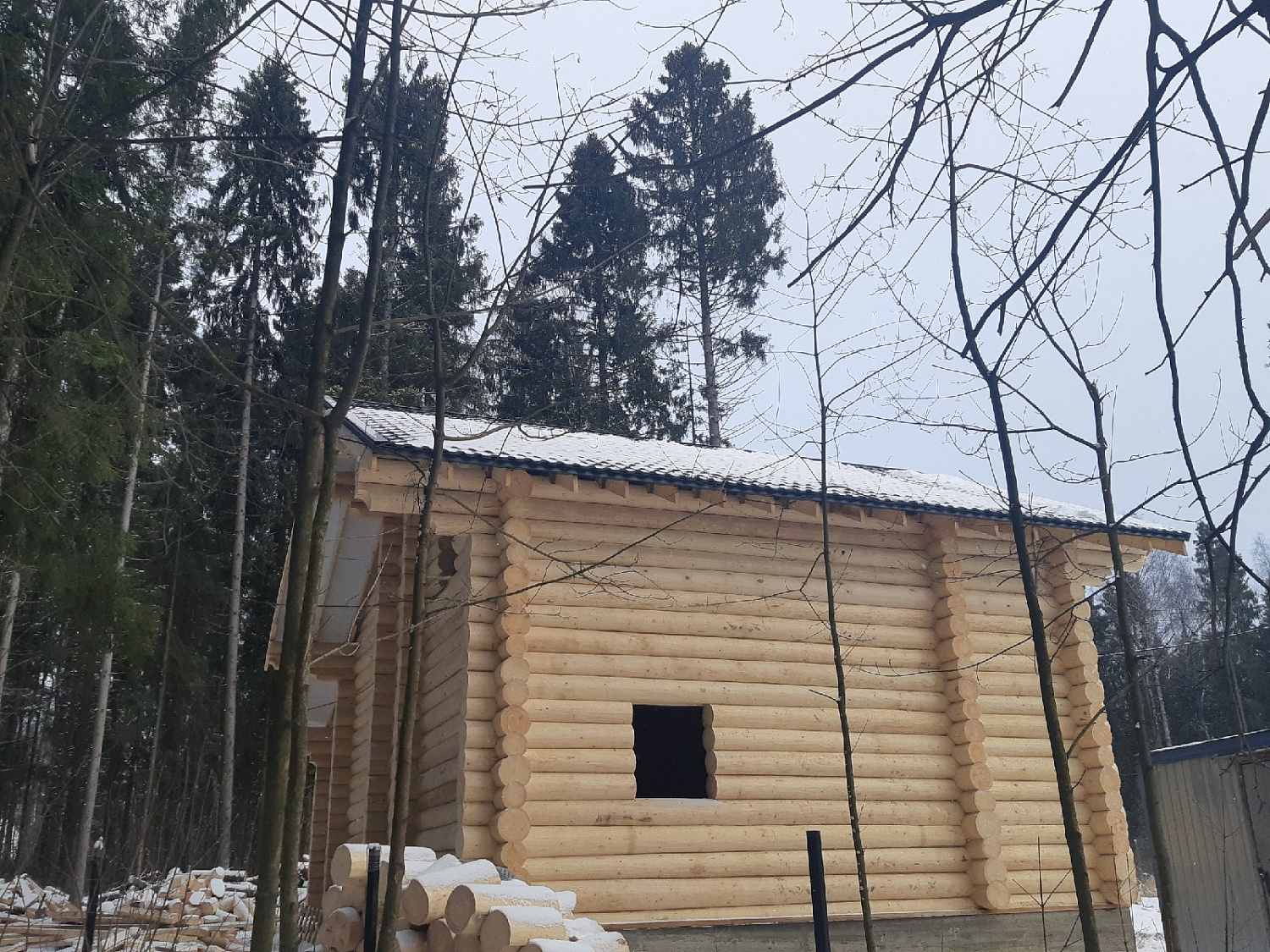 Завершили сборку дома из рубленного бревна.